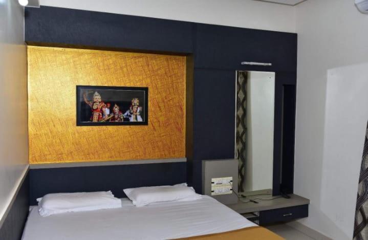 Iroomz Dwaraka Residency Bellary Exterior photo